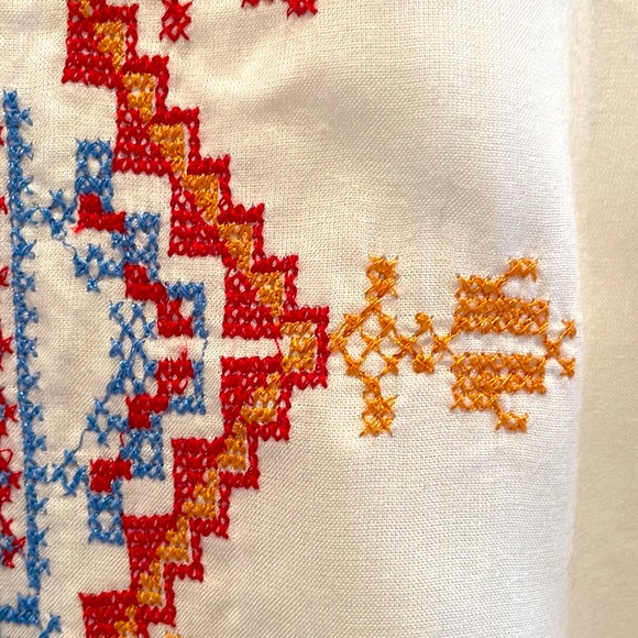 NWOT Chic Connection Women’s Lined White Embroidered Dress. Multicoloure… - Picture 4 of 6